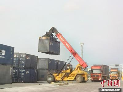 湖南懷化中老班列前兩月同比增長超300% 進(jìn)出口兩頭旺